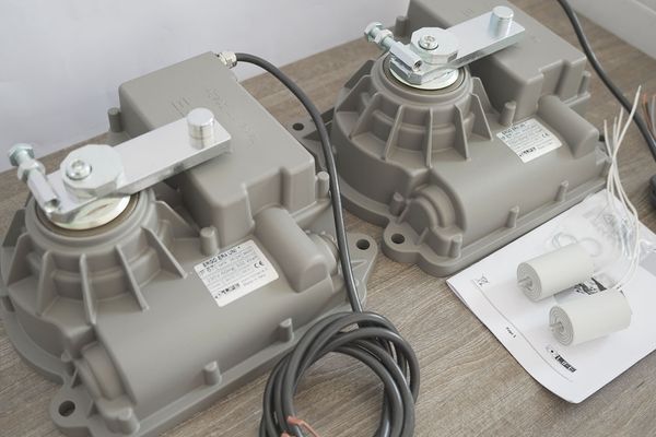 Motor trượt gi&uacute;p c&aacute;nh cổng di chuyển theo phương ngang &ecirc;m &aacute;i