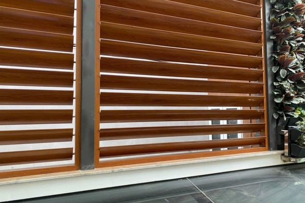 Sự kh&aacute;c biệt r&otilde; n&eacute;t về phong c&aacute;ch thiết kế giữa bề mặt kim loại hiện đại v&agrave; bề mặt giả gỗ ấm &aacute;p