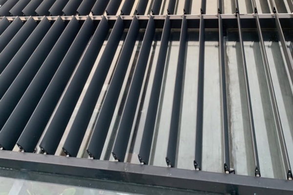Hệ lam tone đen gi&uacute;p định h&igrave;nh r&otilde; n&eacute;t c&aacute;c mảng khối, mang lại sự sắc sảo v&agrave; đầy ph&aacute; c&aacute;ch