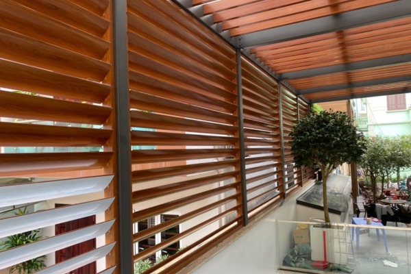 Những đường v&acirc;n gỗ nh&acirc;n tạo tr&ecirc;n bề mặt thanh lam, đem lại vẻ đẹp ấm c&uacute;ng, sang trọng