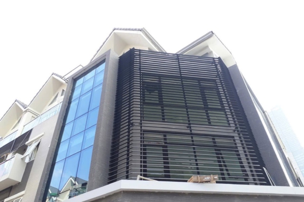 Khu vực mặt tiền k&iacute;nh lớn được bảo vệ bằng hệ lam chắn nắng