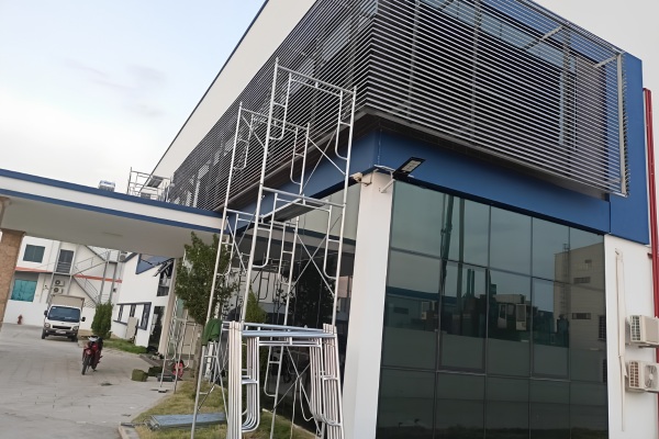 Hệ thống lam chắn nắng mang lại b&agrave;i to&aacute;n tiết kiệm chi ph&iacute; bảo dưỡng định kỳ