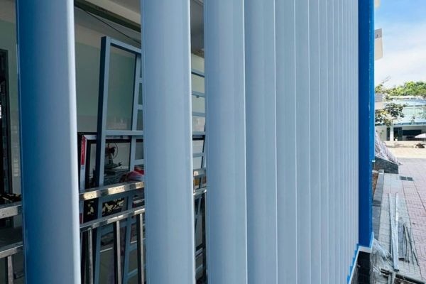 Lam chắn nắng đứng giải ph&aacute;p kiến tr&uacute;c vừa tăng chiều cao cảm quan vừa giữ được sự th&ocirc;ng tho&aacute;ng
