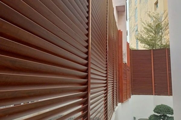 Hệ thống thanh chớp ngang được lắp đặt song song với mặt đất ngo&agrave;i ban c&ocirc;ng