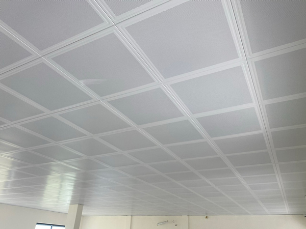 Trần nh&ocirc;m c&aacute;ch &acirc;m c&oacute; khả năng chống chịu m&ocirc;i trường khắc nghiệt v&agrave; giữ độ bền m&agrave;u tĩnh điện