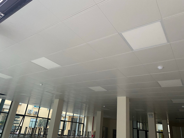 Th&agrave;nh phần cấu tạo của trần nh&ocirc;m c&oacute; c&aacute;ch &acirc;m bao gồm hệ xương chịu lực mạ kẽm kết hợp tấm hợp kim nh&ocirc;m