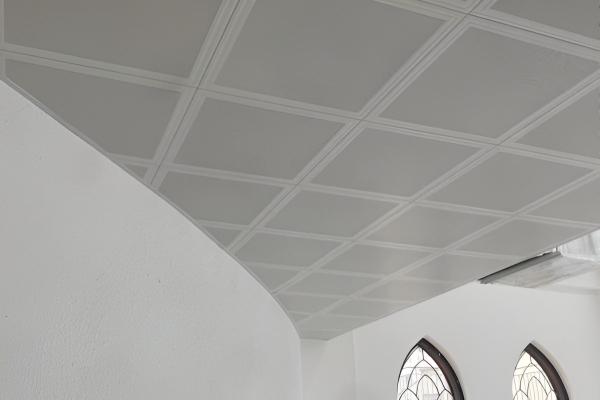 Hệ thống trần nh&ocirc;m Clip-in với cấu tr&uacute;c khung xương ẩn k&iacute;n kh&iacute;t, tạo bề mặt phẳng mịn liền mạch