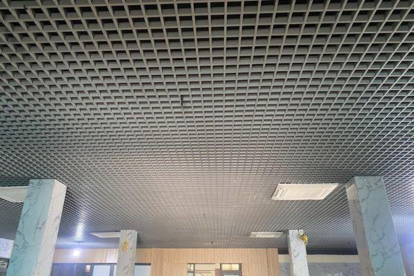 Ứng dụng trần nh&ocirc;m dạng caro tại c&aacute;c trung t&acirc;m thương mại lớn nhằm vừa kiểm so&aacute;t tiếng vang