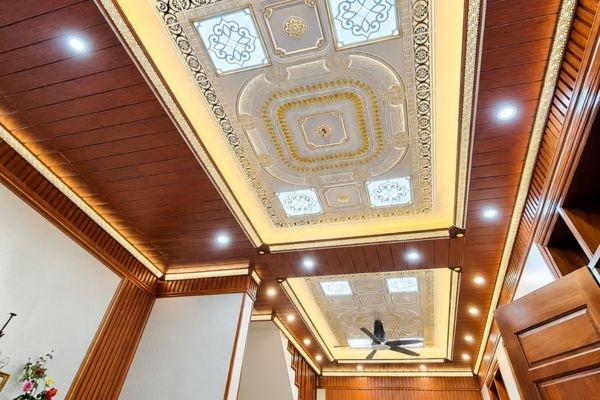 Trần nh&ocirc;m v&acirc;n gỗ c&aacute;ch &acirc;m sang trọng tại ph&ograve;ng kh&aacute;ch biệt thự