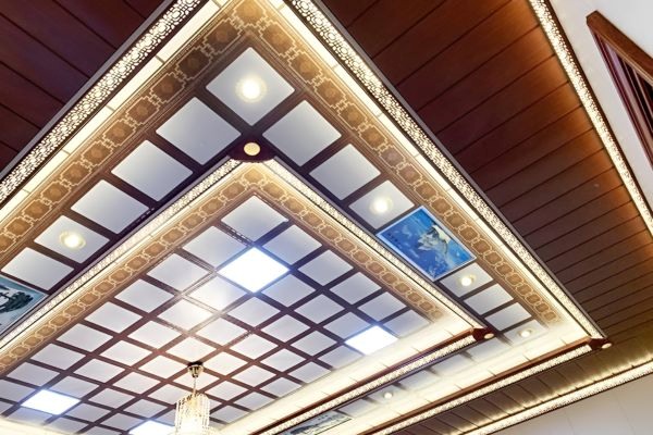Khả năng kh&aacute;ng ẩm v&agrave; kh&ocirc;ng bị mối mọt l&agrave; điểm cộng lớn gi&uacute;p củng cố luận điểm trần nh&ocirc;m c&oacute; bền kh&ocirc;ng