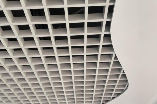 Việc so s&aacute;nh c&aacute;c ti&ecirc;u ch&iacute; của trần nh&ocirc;m v&agrave; c&aacute;c hệ trần kh&aacute;c gi&uacute;p người đọc tự đ&aacute;nh gi&aacute; trần nh&ocirc;m c&oacute; bền kh&ocirc;ng