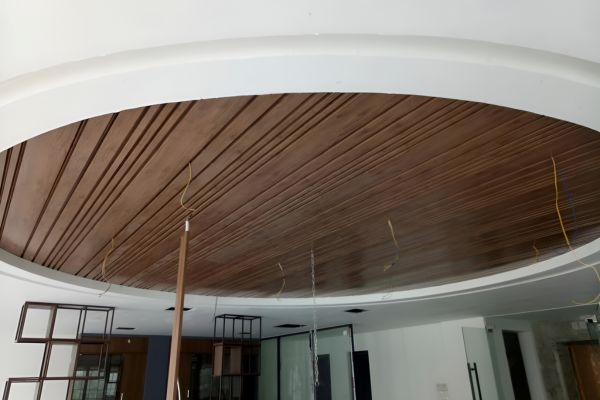 Thi c&ocirc;ng lắp đặt trần nh&ocirc;m đ&uacute;ng quy tr&igrave;nh với hệ xương chịu lực đồng bộ l&agrave; yếu tố then chốt gi&uacute;p k&eacute;o d&agrave;i tuổi thọ