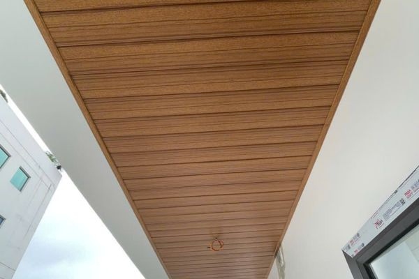 Trần nh&ocirc;m k&iacute;n c&oacute; bề mặt trần nh&ocirc;m kh&eacute;p k&iacute;n phẳng mịn tạo cảm gi&aacute;c liền mạch, ngăn nắp