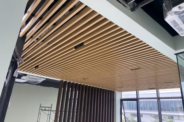 Ứng dụng trần nhôm dân dụng kết hợp hệ thống đèn led âm trần, tạo nên không gian sống hiện đại