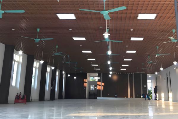 Cấu trúc trần nhôm linh hoạt cho phép tháo lắp từng tấm độc lập, giúp đội ngũ kỹ thuật dễ dàng bảo trì