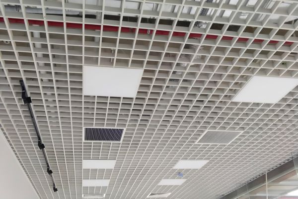 Hệ thống trần hở thông thoáng giúp tăng cường khả năng thoát khói