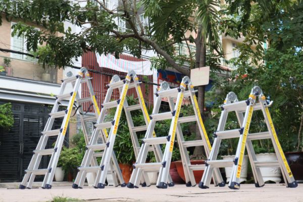 Nếu sử dụng ở mặt s&agrave;n gồ ghề c&oacute; nguy cơ trượt hoặc lật thang