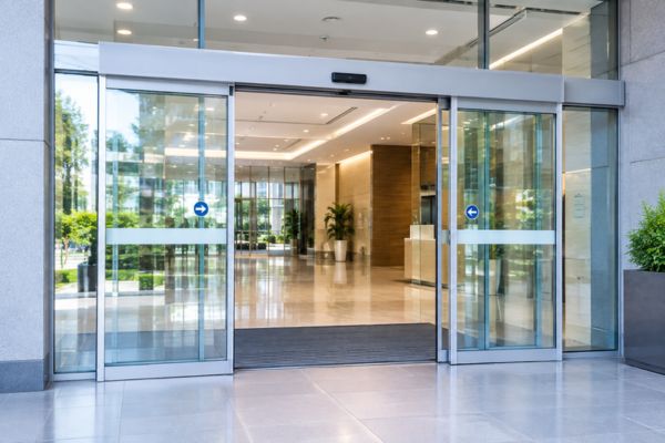 So s&aacute;nh cửa tự động v&agrave; cửa thường, n&ecirc;n chọn loại n&agrave;o?